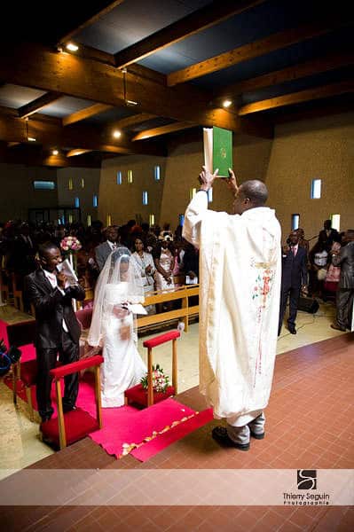 Mariage ethnique à l'eglise; cérémonie religieuse