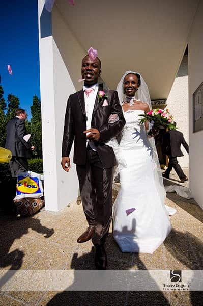 Mariage ethnique à l'église. Sortie d'Eglise