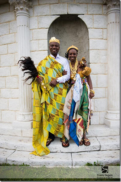 Couple de mariés africains en costumes traditionnels ethniques akans
