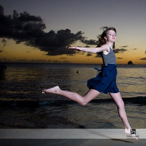 Mathilde s'éclate au coucher du soleil sur le rocher du Diamant, Martinique