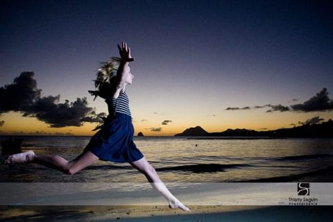 Mathilde s'éclate au coucher du soleil sur le rocher du Diamant, Martinique