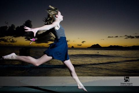 Mathilde s'éclate au coucher du soleil sur le rocher du Diamant, Martinique