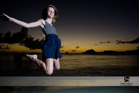 Mathilde s'éclate au coucher du soleil sur le rocher du Diamant, Martinique