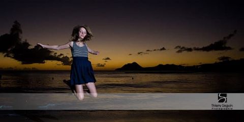 Mathilde s'éclate au coucher du soleil sur le rocher du Diamant, Martinique