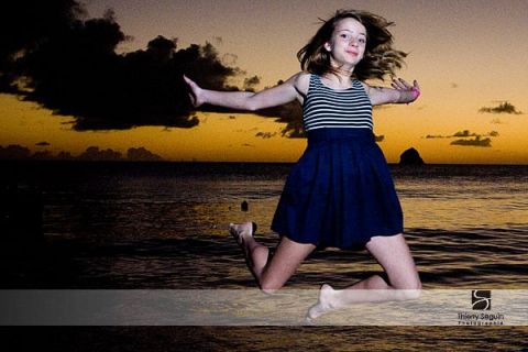 Mathilde s'éclate au coucher du soleil sur le rocher du Diamant, Martinique