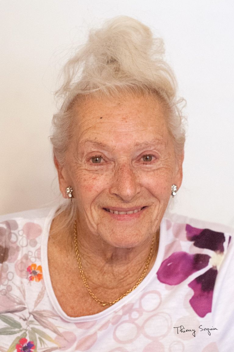 Portrait jolie dame âgée souriante